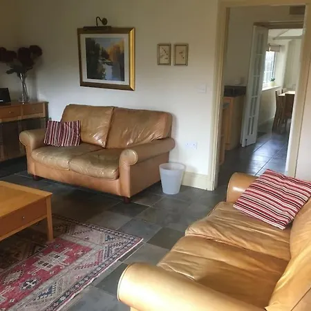 Rustic Cottage, Garden, Near Amenities, Wifi Holiday home